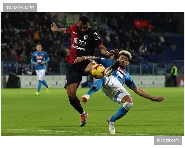 卡利亚里三中场平行站位缺乏层次 被那不勒斯轻松穿透